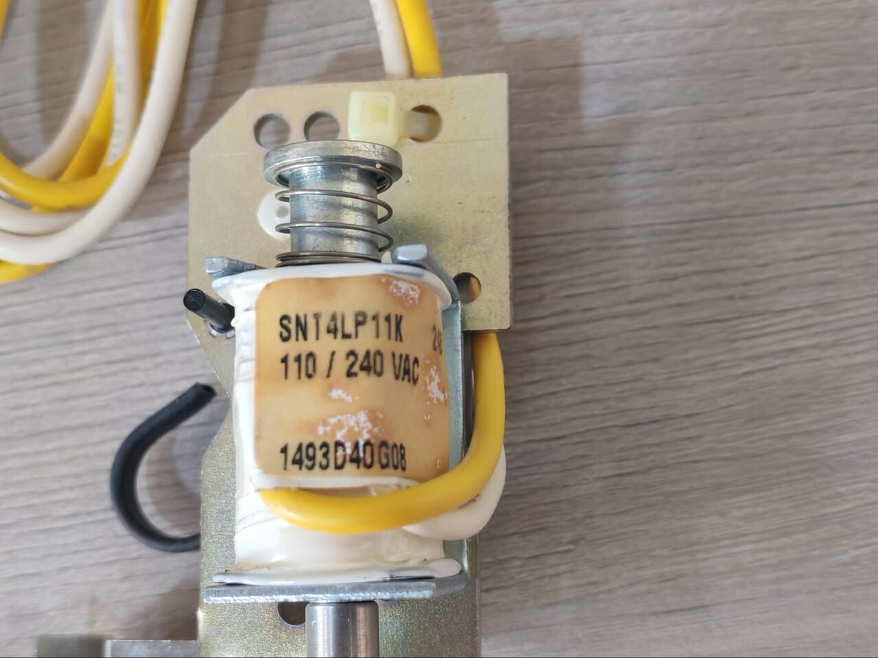 Eaton 1493D40G08 EATON SNT4LP11K SHUNT TRIP 1493D40G08 110/240 VAC 2