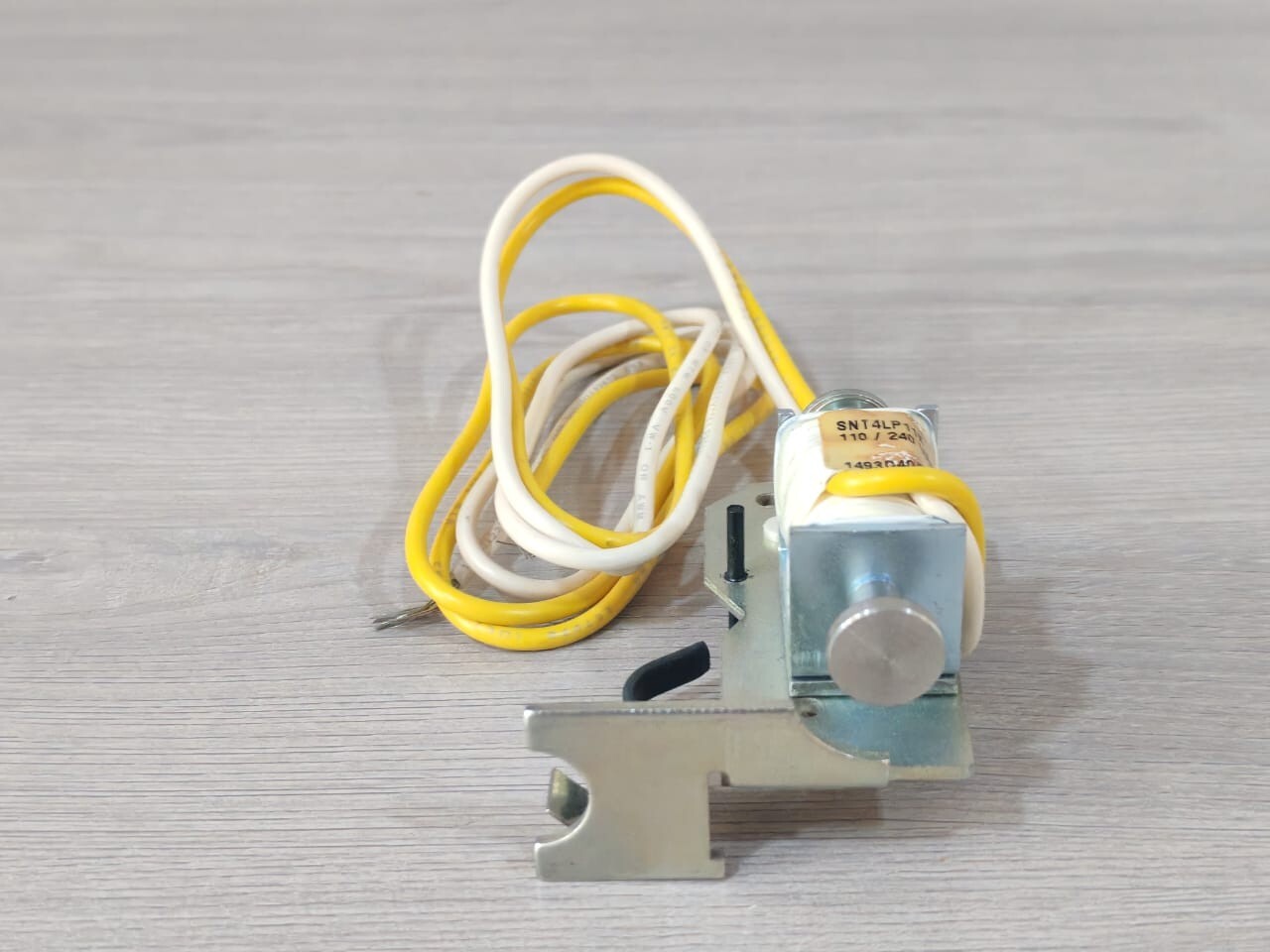 Eaton 1493D40G08 EATON SNT4LP11K SHUNT TRIP 1493D40G08 110/240 VAC 5