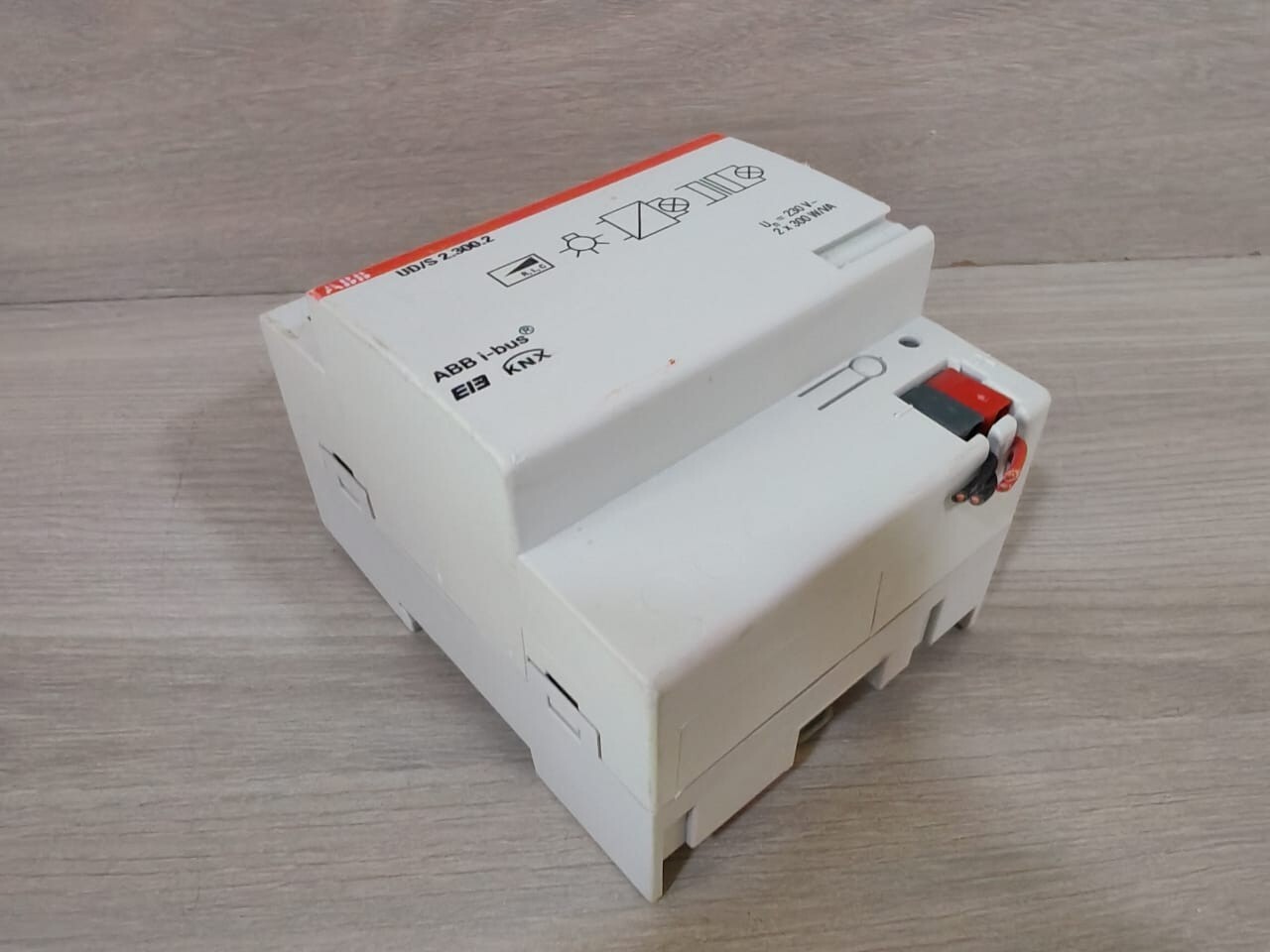 ABB 2CDG 110 074 R0011 ABB UD/S 2.300.2 KNX UNIVERSAL DIM ACTUATOR 2CDG 110 074 R0011 230V 8