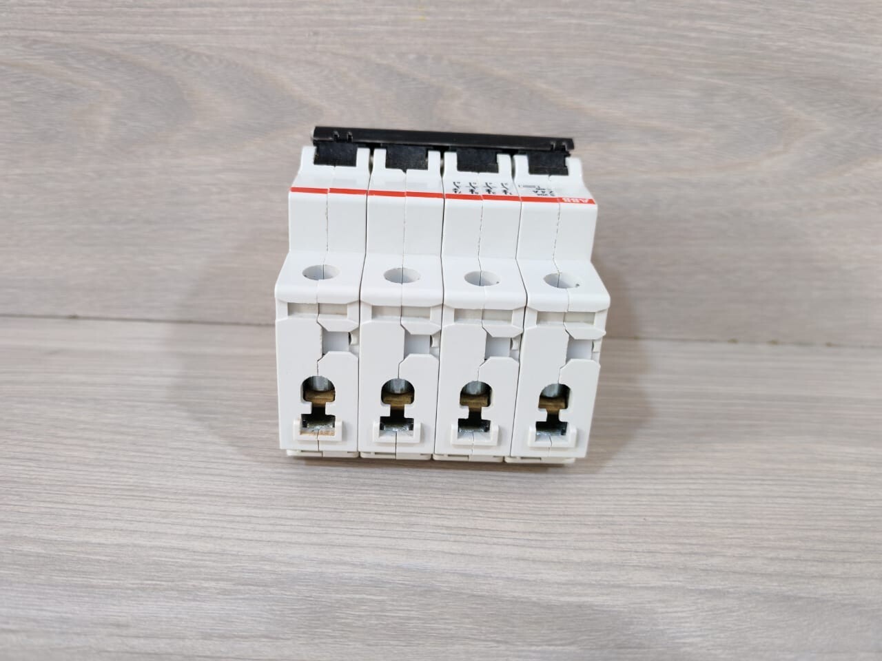 ABB 2CDS254001R0338 ABB 2CDS254001R0338 S204-Z4 Miniature Circuit Breaker 5