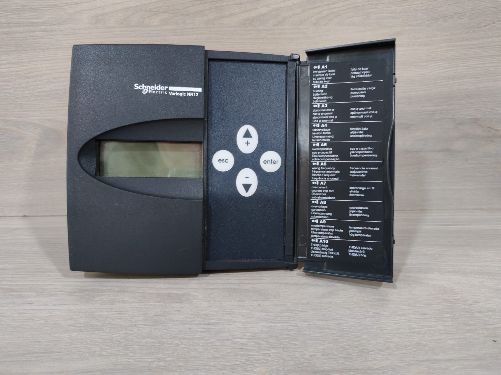 Schneider Electric NR12 Schneider Electric Varlogic NR12 2