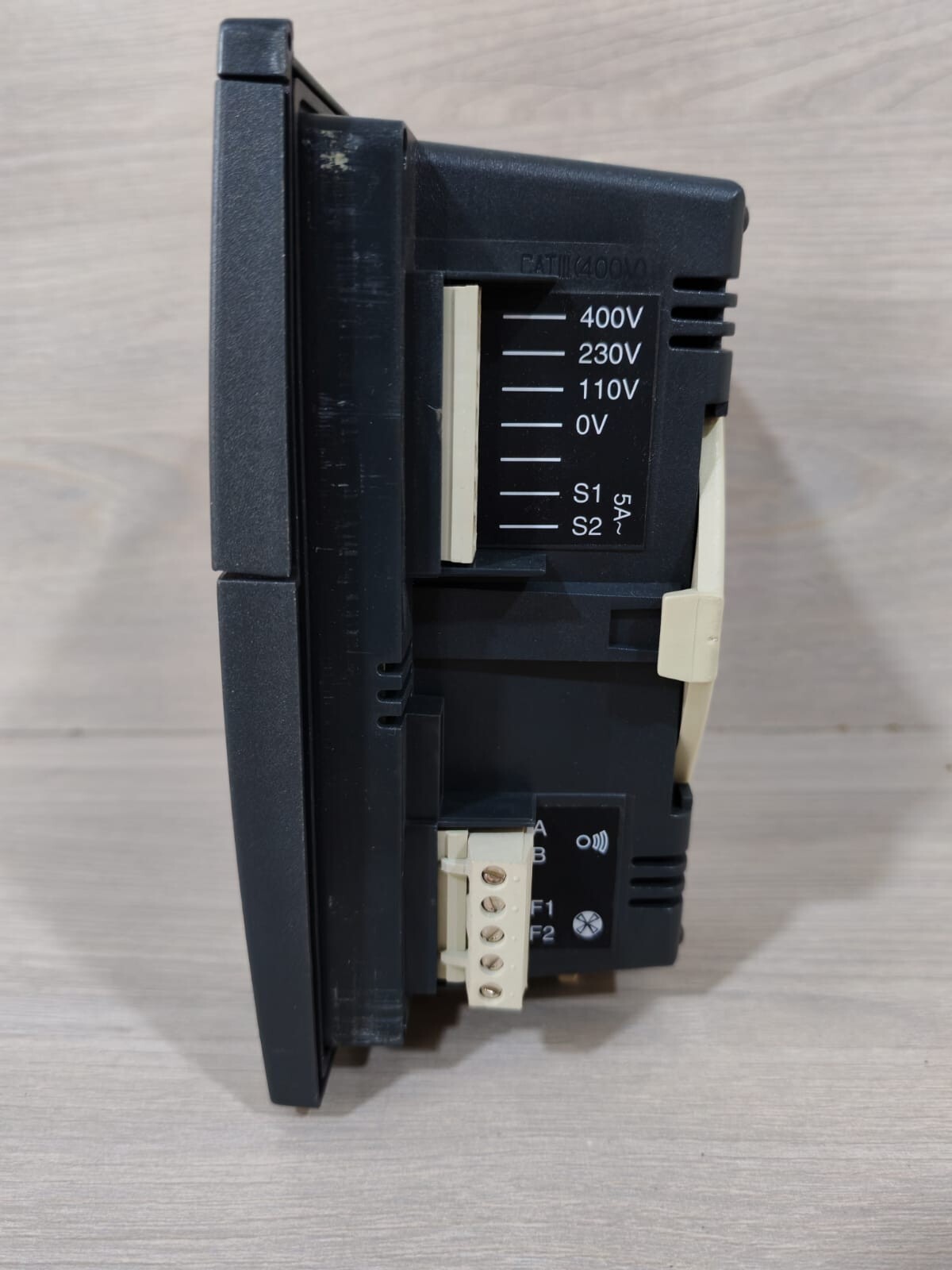 Schneider Electric NR12 Schneider Electric Varlogic NR12 3