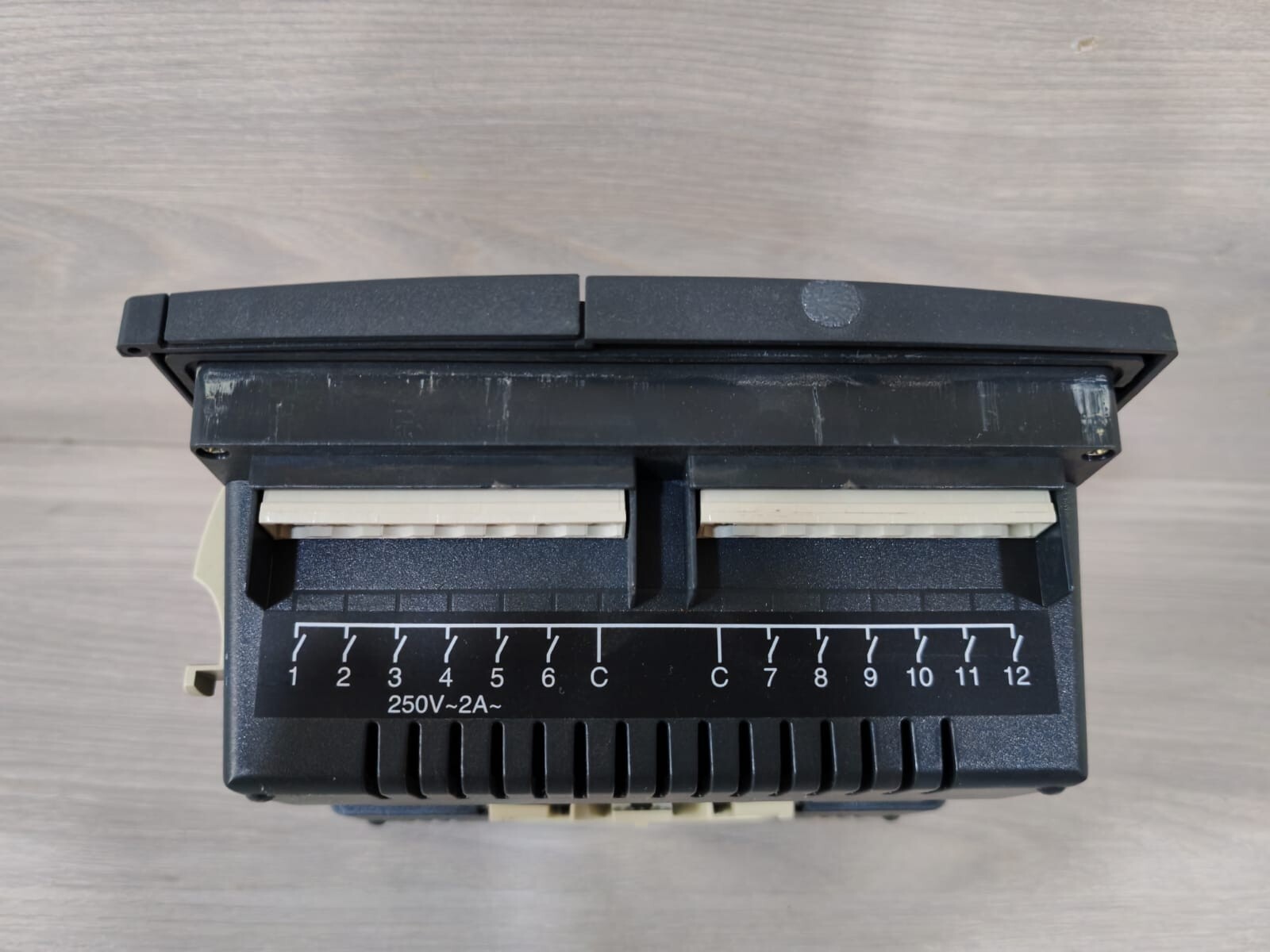 Schneider Electric NR12 Schneider Electric Varlogic NR12 5