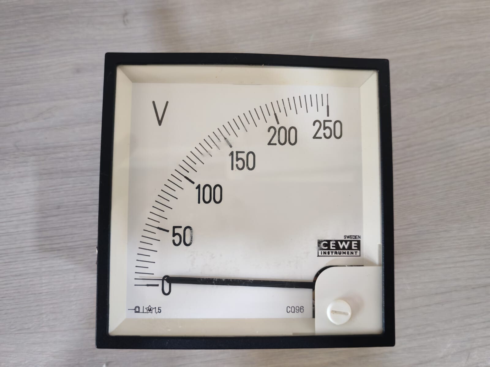CEWE 0...250V CEWE 0...250V Analogue Power Meter 2