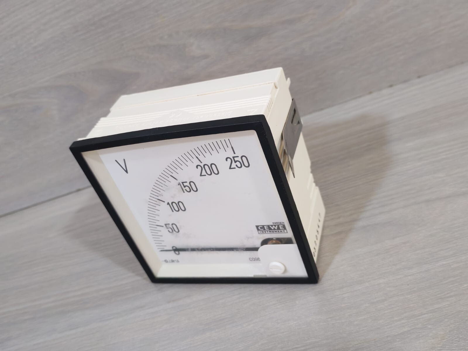 CEWE 0...250V CEWE 0...250V Analogue Power Meter 4