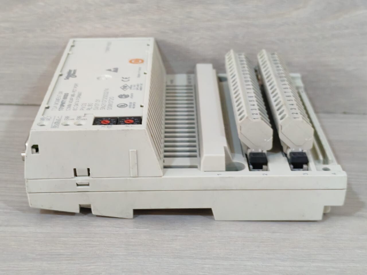 Schneider Electric 170PNT16020 Schneider Electric 170PNT16020 TSX Momentum Comm Adapter with Base 170AAO92100 10
