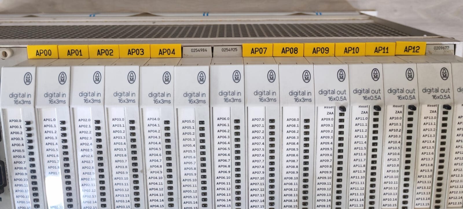 Moeller P0W-400/CPU-300/ NET-220/ INP-400/ OUT-400 MOELLER PS416 P0W-400/CPU-300/ NET-220/ INP-400/ OUT-400 POWER SUPPLY 230VAC 9