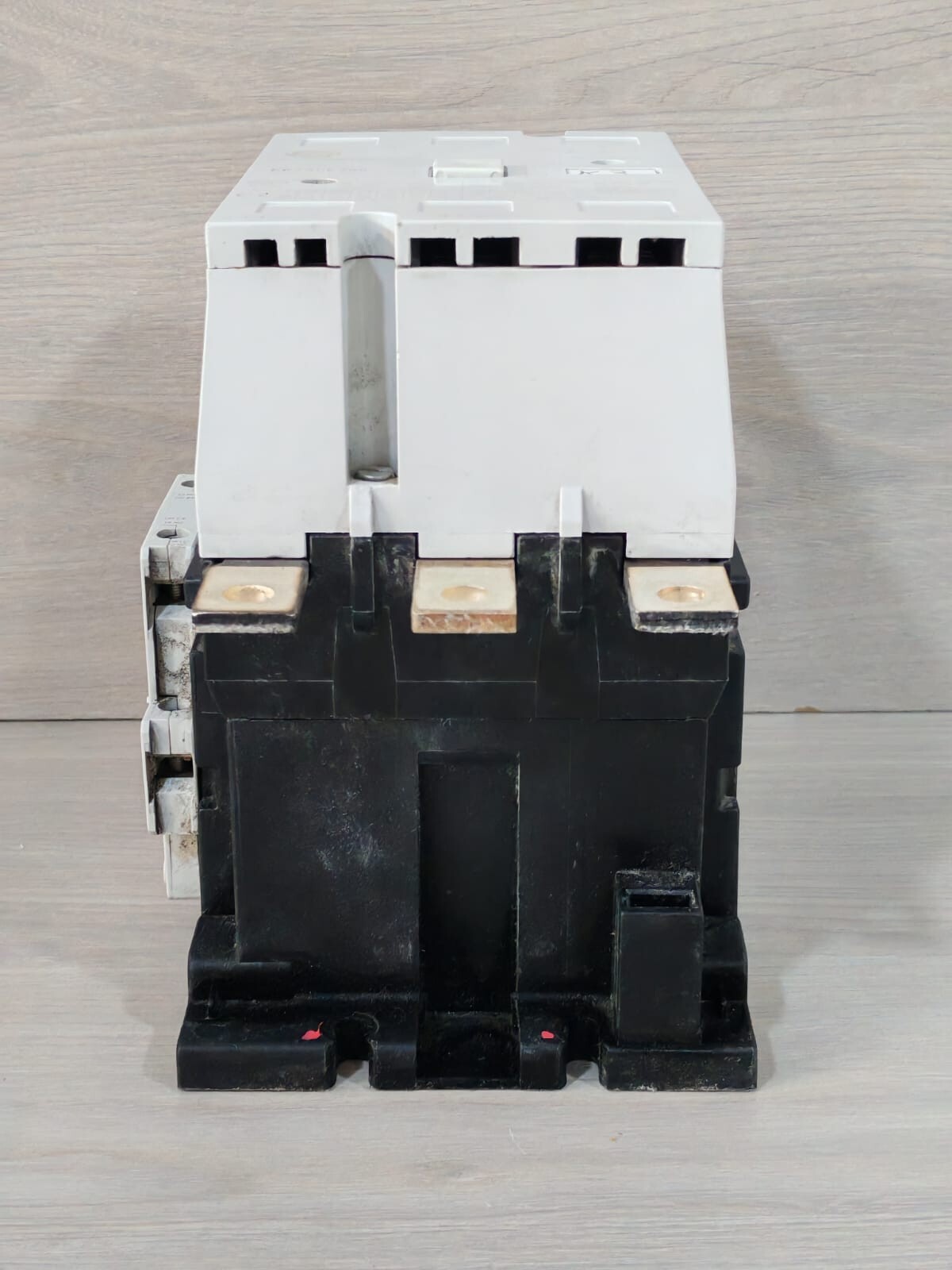 GE CK75CE300 GE CK75CE300 3-POLE CONTACTOR 250A COIL VOLTAGE 4