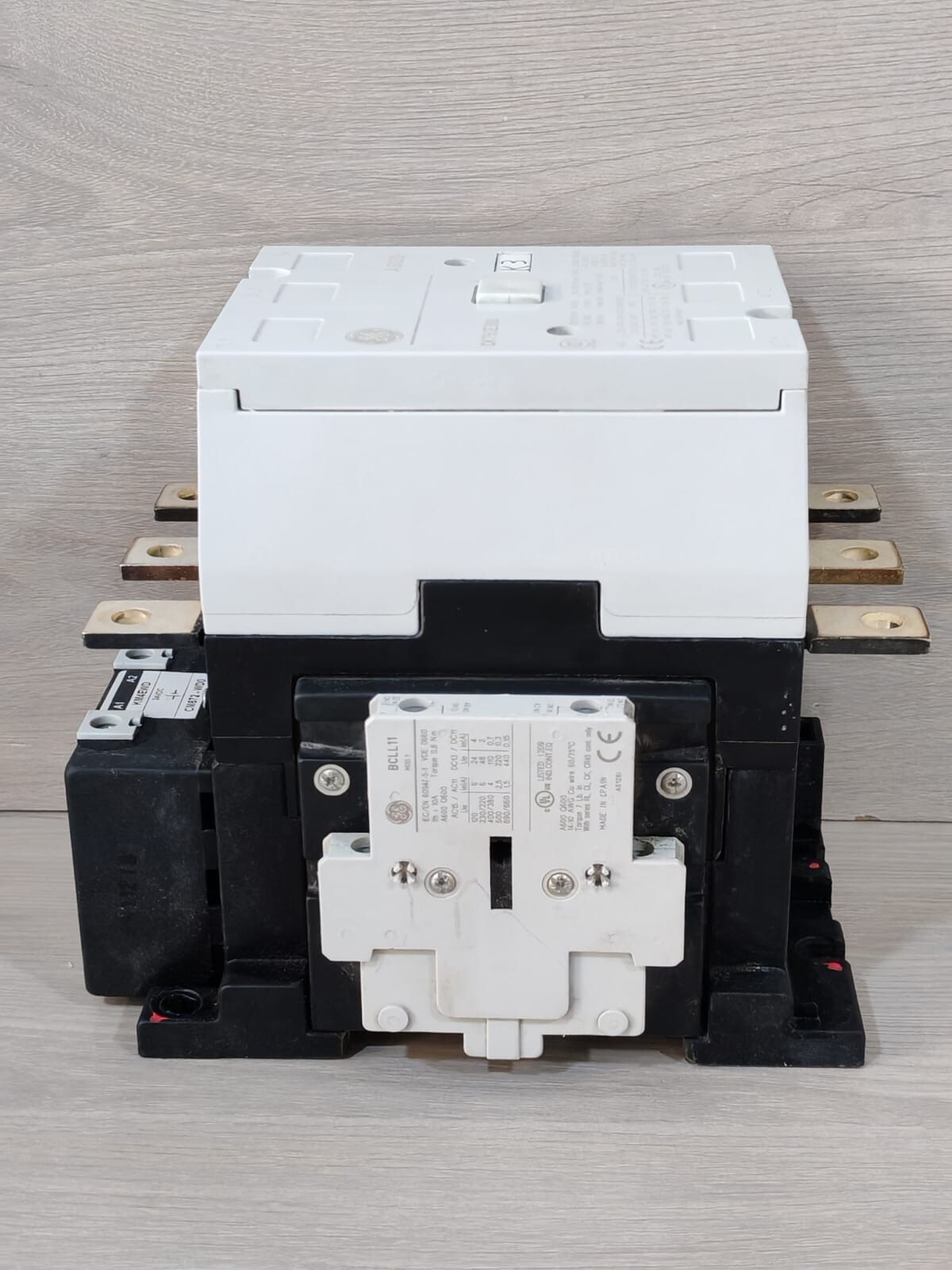 GE CK75CE300 GE CK75CE300 3-POLE CONTACTOR 250A COIL VOLTAGE 5