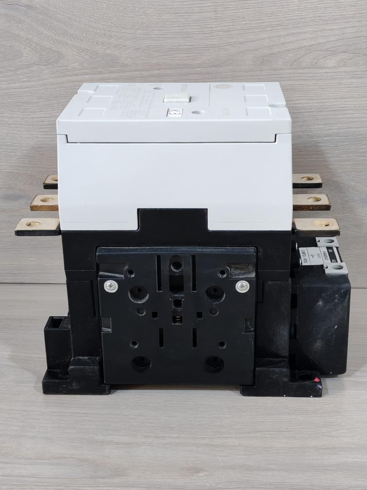 GE CK75CE300 GE CK75CE300 3-POLE CONTACTOR 250A COIL VOLTAGE 6