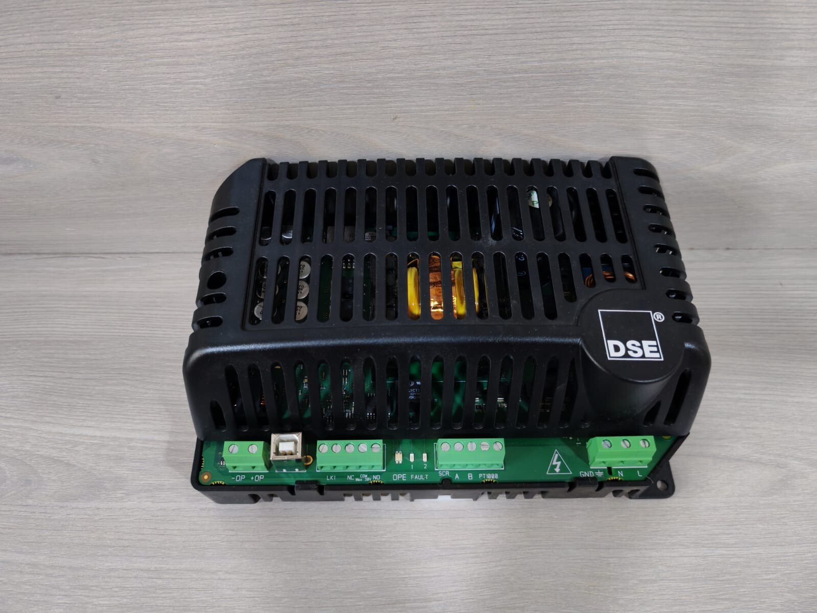 DSE 9470-007-01 DSE 9470-007-01 Intelligent Battery Charger 12/24V 4