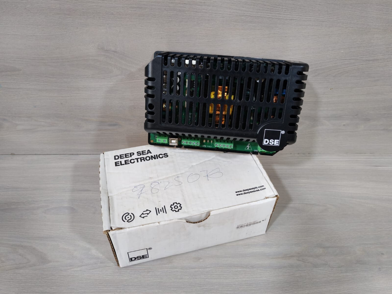 DSE 9470-007-01 Intelligent Battery Charger 12/24V