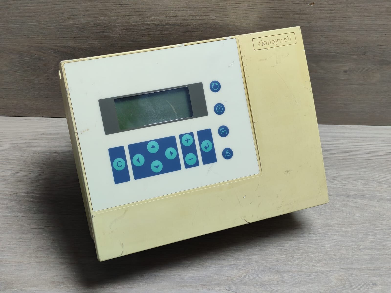 Honeywell XL50A-UMMIPCCBLON HONEYWELL XL50A-UMMIPCCBLON 24VAC 10VA 50/60Hz BUILDING CONTROLLER 3