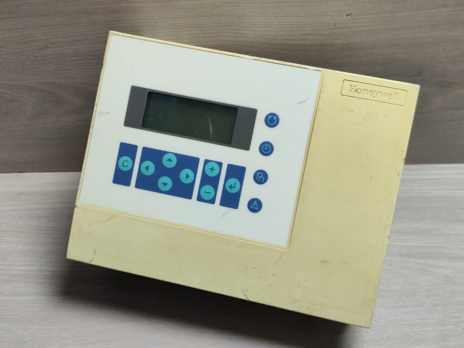 Honeywell XL50A-UMMIPCCBLON HONEYWELL XL50A-UMMIPCCBLON 24VAC 10VA 50/60Hz BUILDING CONTROLLER 4
