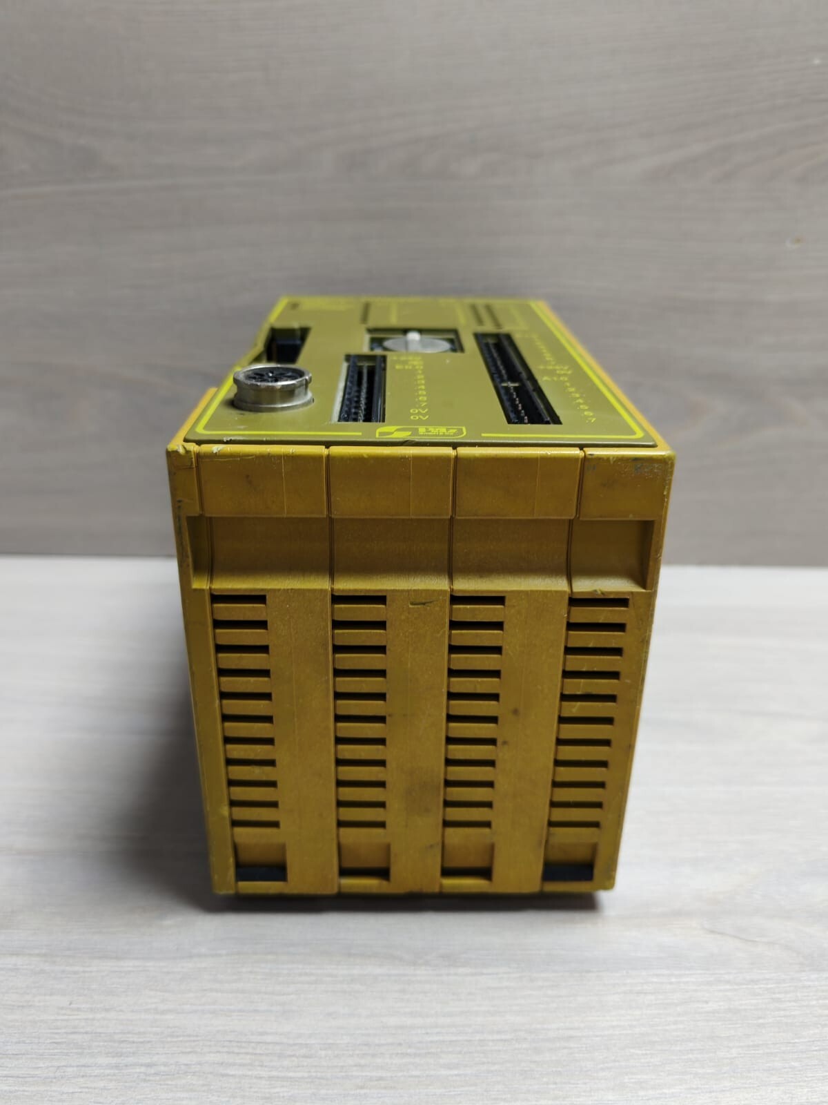Pilz PITRONIK P2 PILZ PITRONIK P2 PROGRAMMABLE LOGIC CONTROLLER SYSTEM 9