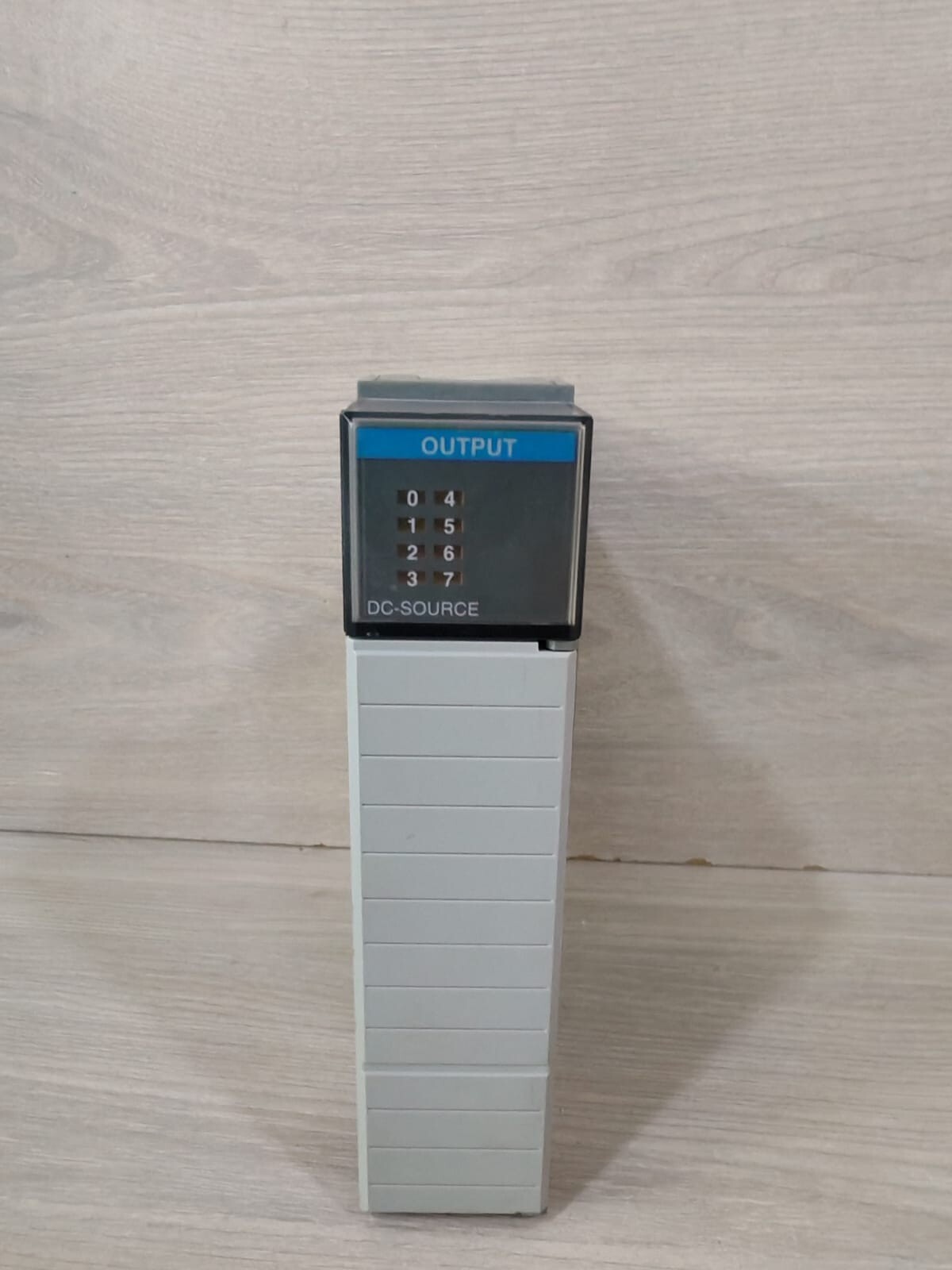 ALLEN-BRADLEY 1746-0B8 SER A SLC500 OUTPUT MODULE