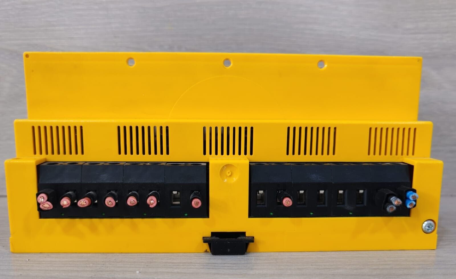 Bender SUE487 BENDER SUE487 B92046000 H/W; V1.31 VOLTAGE RELAY AC230V 3