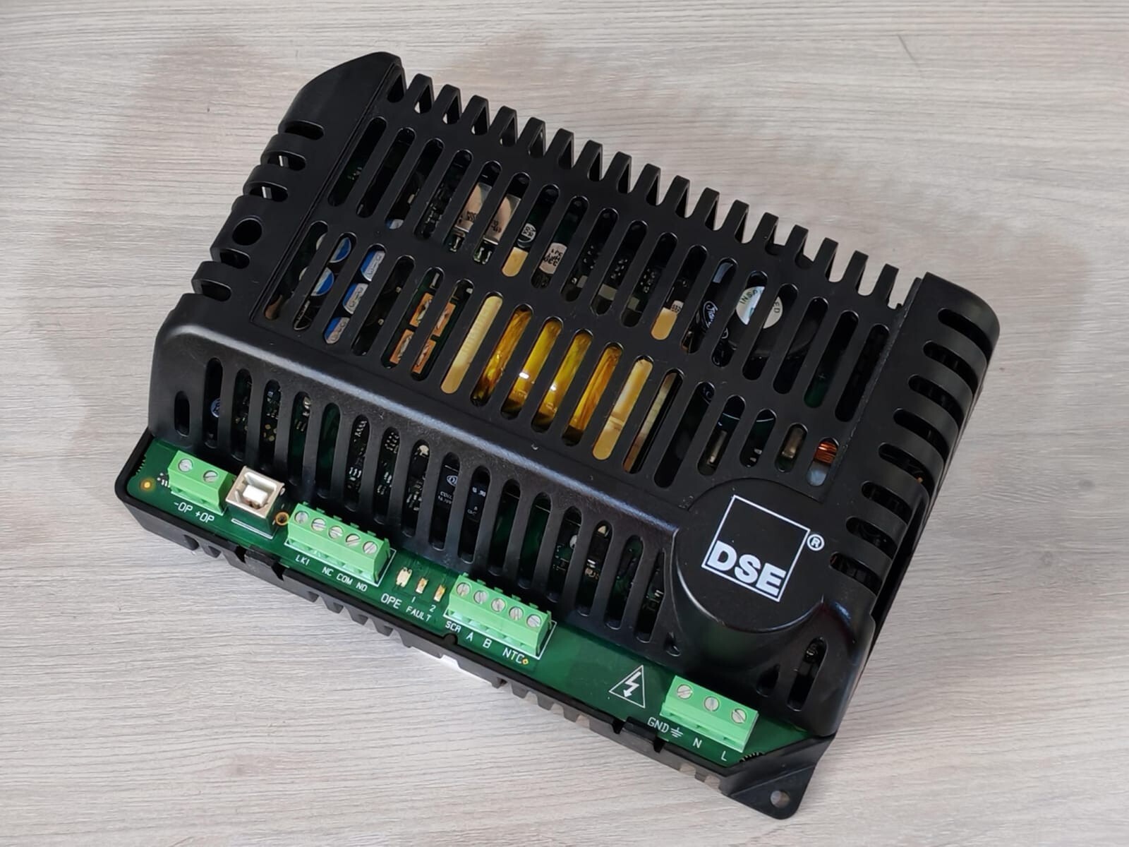 DEEP SEA ELECTRONICS 9470-003-01 DEEP SEA ELECTRONICS DSE 9470 9470-003-01 24V 10AMP INTELLIGENT BATTERY CHARGER 4