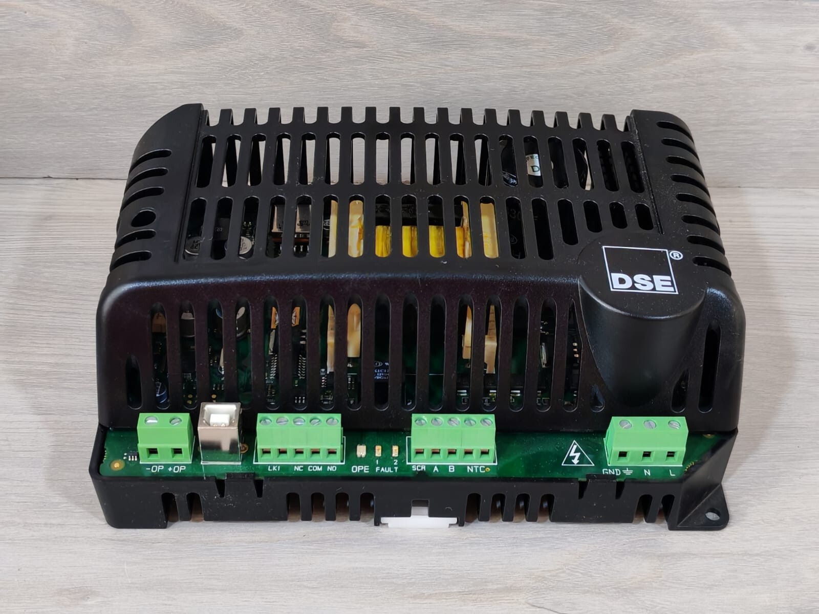 DEEP SEA ELECTRONICS 9470-003-01 DEEP SEA ELECTRONICS DSE 9470 9470-003-01 24V 10AMP INTELLIGENT BATTERY CHARGER 8