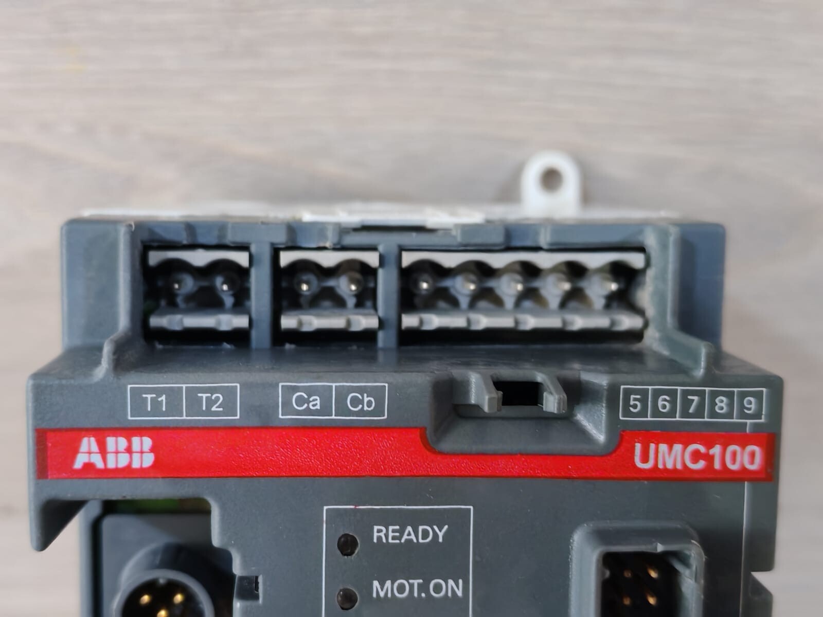 ABB 1SAJ520000R0101 ABB 1SAJ520000R0101 UMC100-FBP.0 B3 UNIVERSAL MOTOR CONTROL 24VDC 9W 3