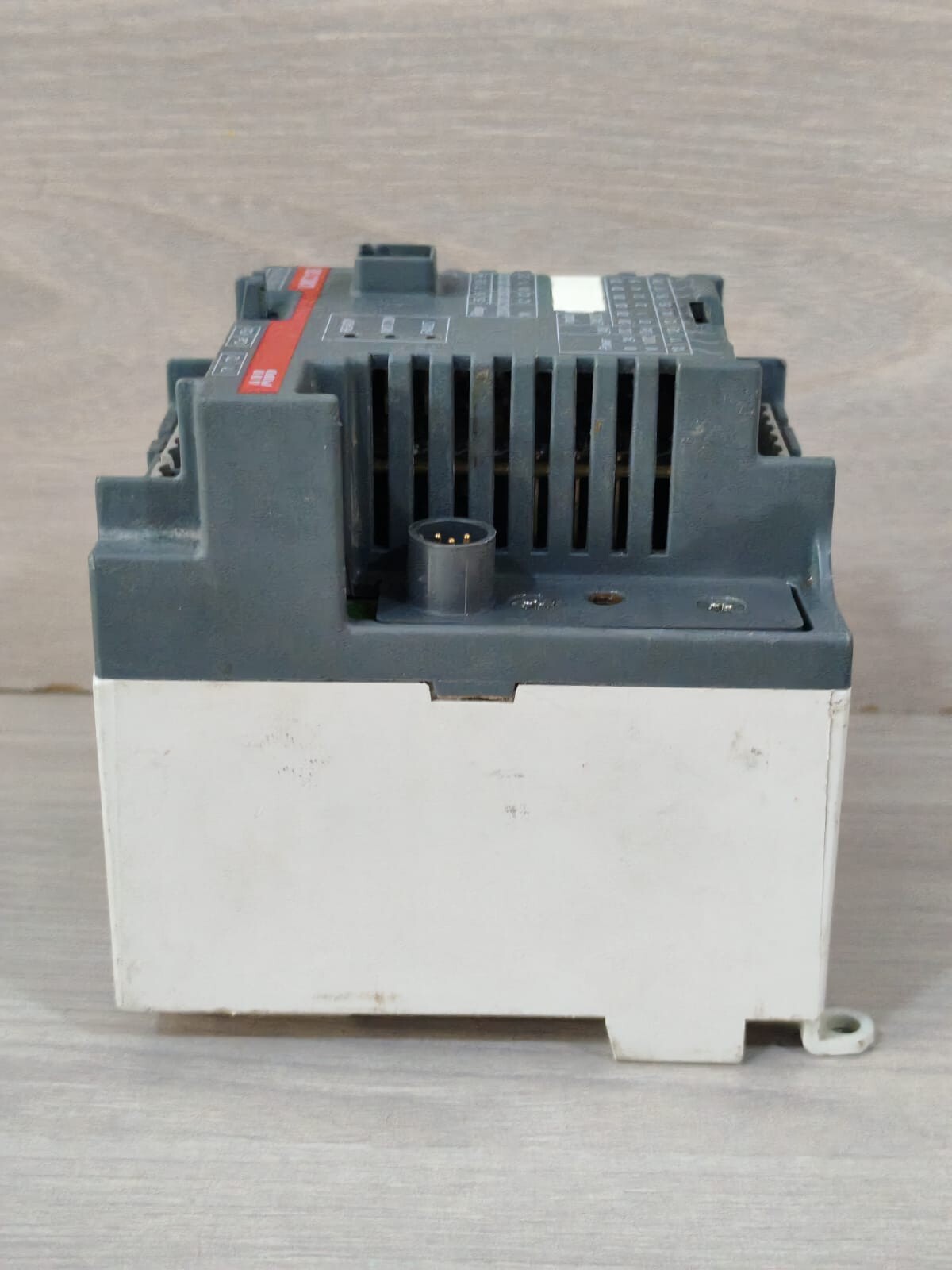 ABB 1SAJ520000R0101 ABB 1SAJ520000R0101 UMC100-FBP.0 B3 UNIVERSAL MOTOR CONTROL 24VDC 9W 10
