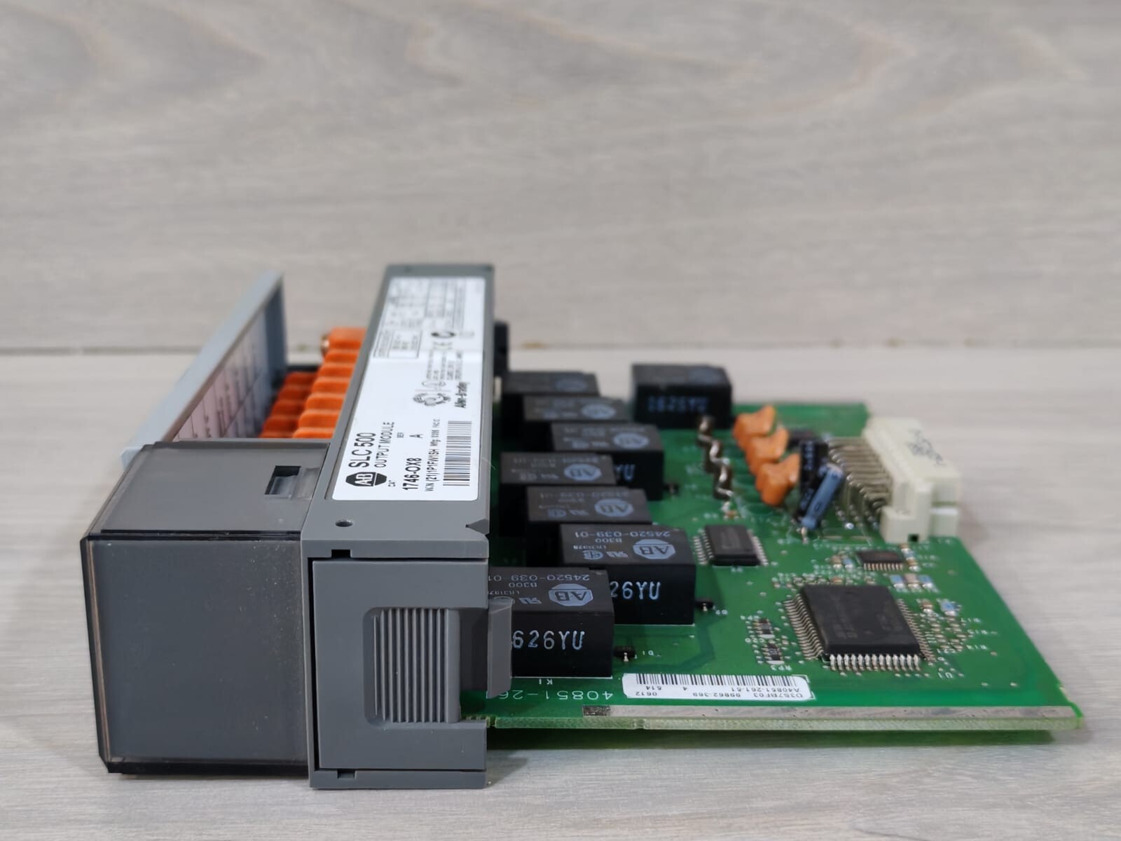 Allen-Bradley ALLEN-BRADLEY 1746-OX8 SER A SLC 500 ALLEN-BRADLEY 1746-OX8 SER A SLC 500 OUTPUT MODULE 10