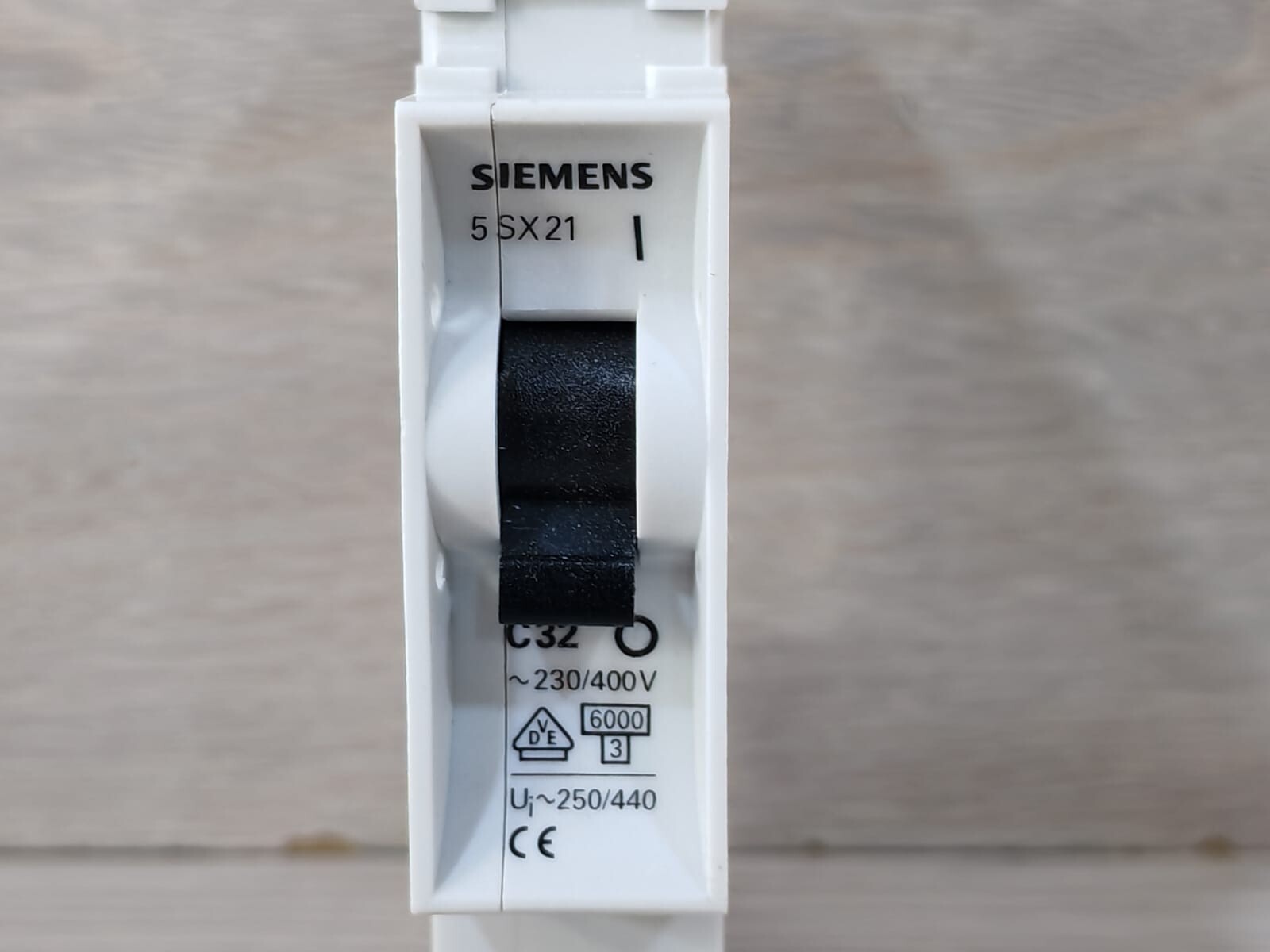 Siemens 5SX2 132-7 SIEMENS 5SX2 132-7 MINIATURE CIRCUIT BREAKER 3