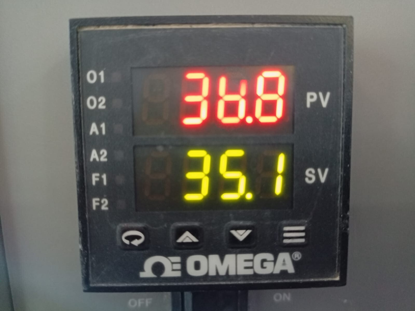 OMEGA BB702 OMEGA BB702 High Performance Blackbody Calibration Source 2