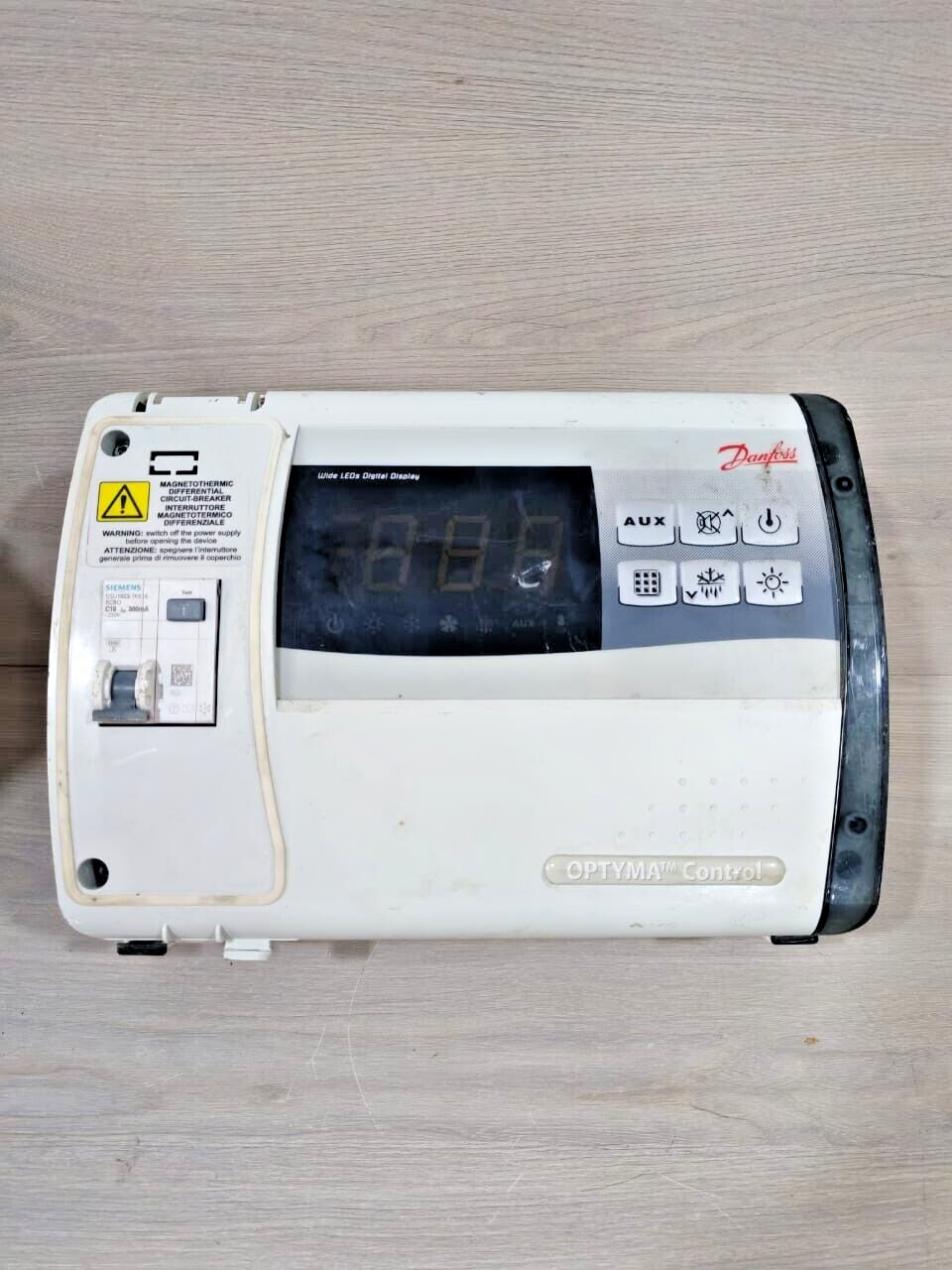 DANFOSS AK-RC111 080Z3220 OPTYMA CONTROLLER 230VAC