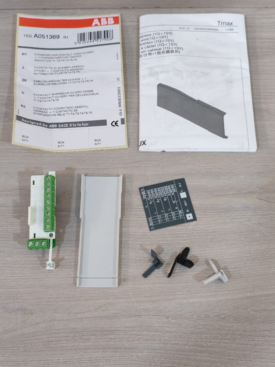 ABB A051369 ABB A051369 / 1SD A051369 R1 Auxilliary Contacts -, Only Transparent Case 2