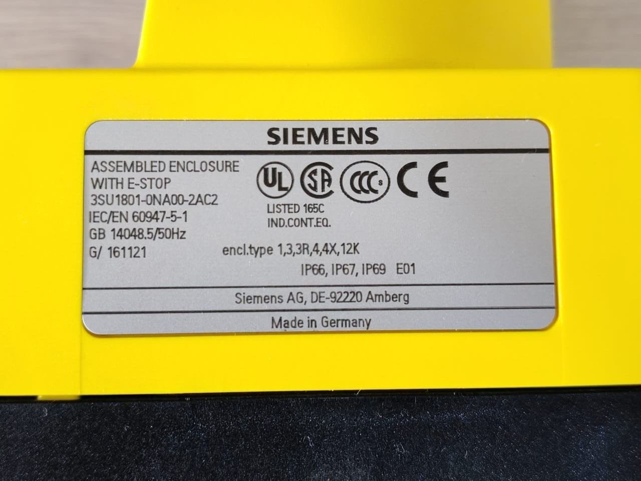 Siemens 3SU1801-0NA00-2AC2 SIEMENS 3SU1801-0NA00-2AC2 Emergency Stop Button - Yellow 2