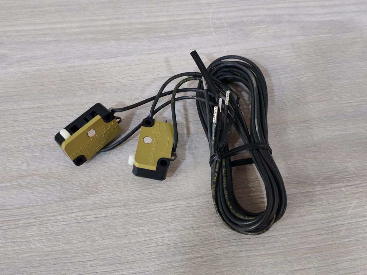 ABB 1SD A051374 R1 ABB 1SD A051374 R1 Auxilliary Contact -, Only Transparent Case 6