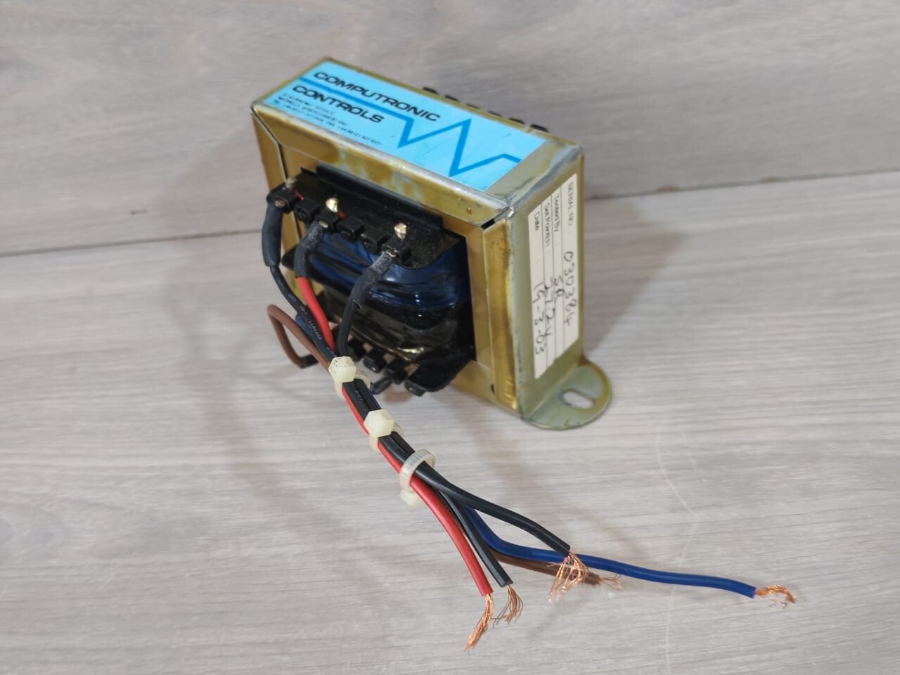 COMPUTRONIC CONTROLS SENTRY 100 COMPUTRONIC CONTROLS SENTRY 100 230/24V BATTERY CHARGER 10