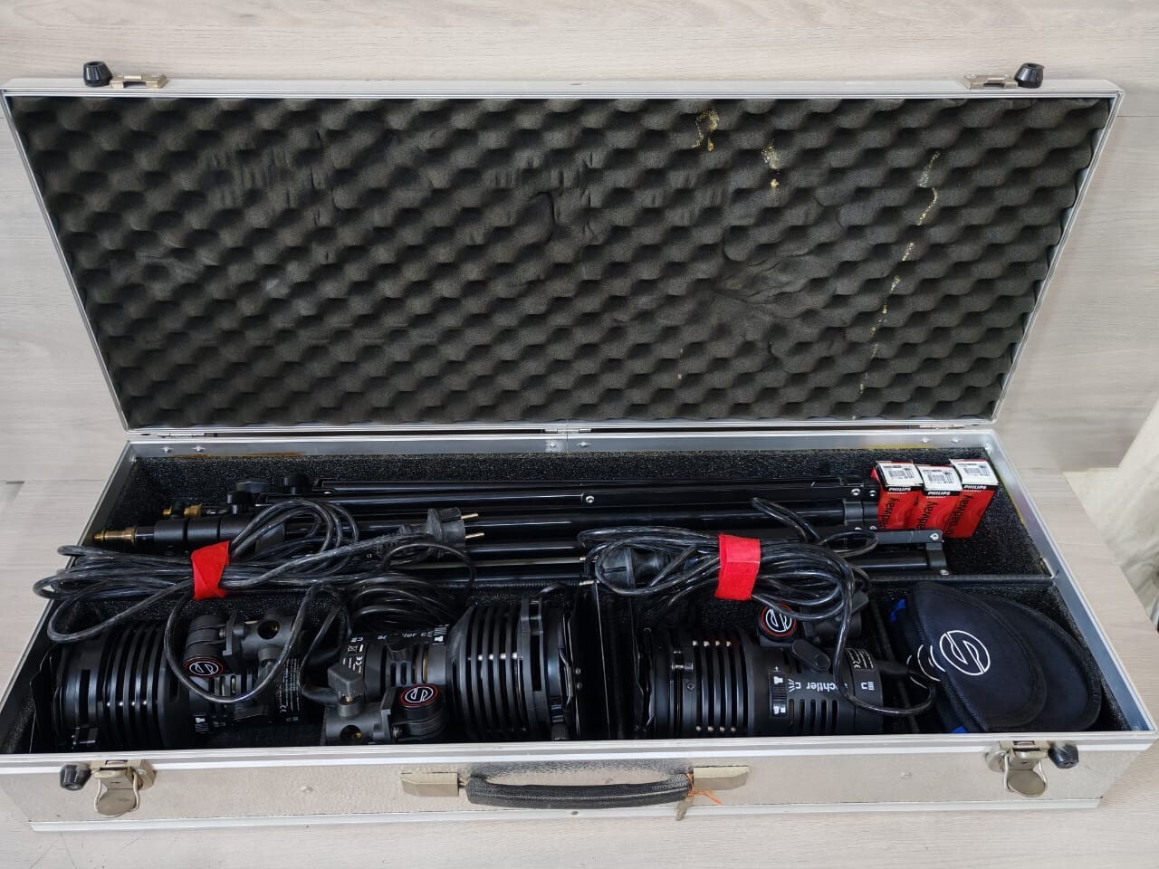 Sachtler Reporter 300H Sachtler Reporter Light Kit: 3x300H (300W) Lights w/Stand & Photography Umbrella 10