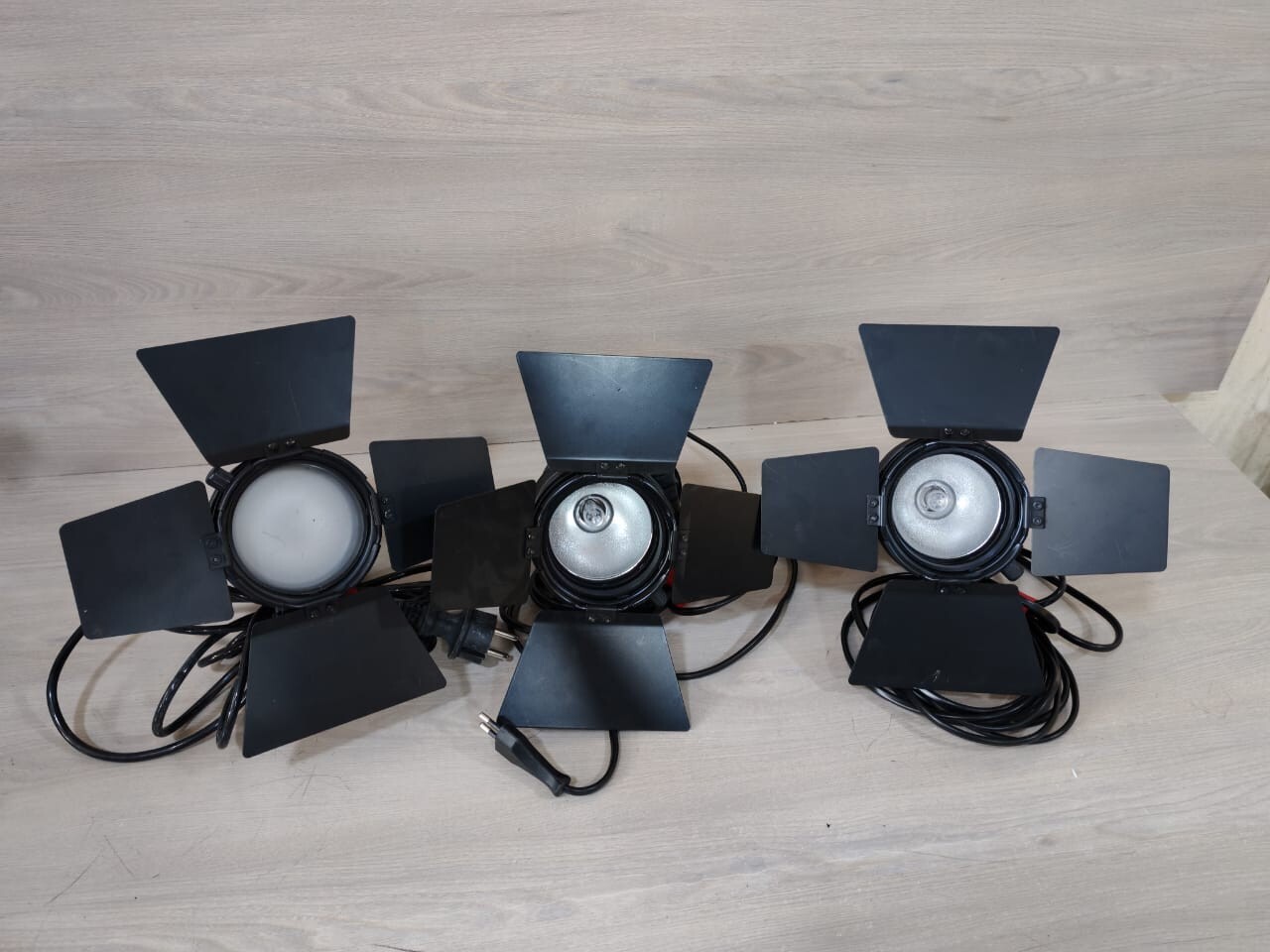 Sachtler Reporter 300H Sachtler Reporter Light Kit: 3x300H (300W) Lights w/Stand & Photography Umbrella 6