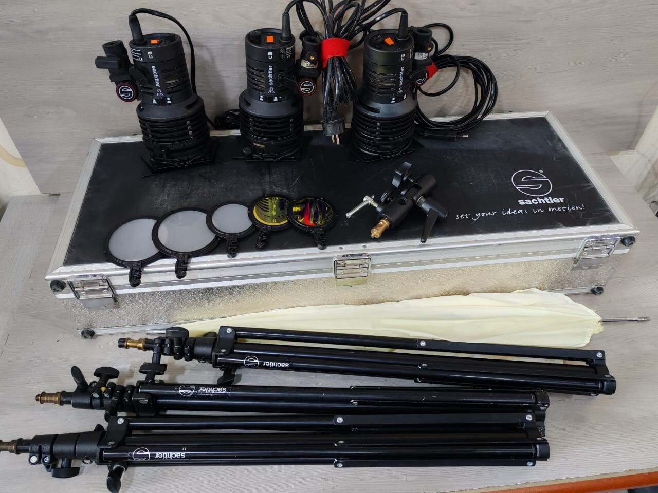 Sachtler Reporter Light Kit: 3x300H (300W) Lights w/Stand & Photography Umbrella