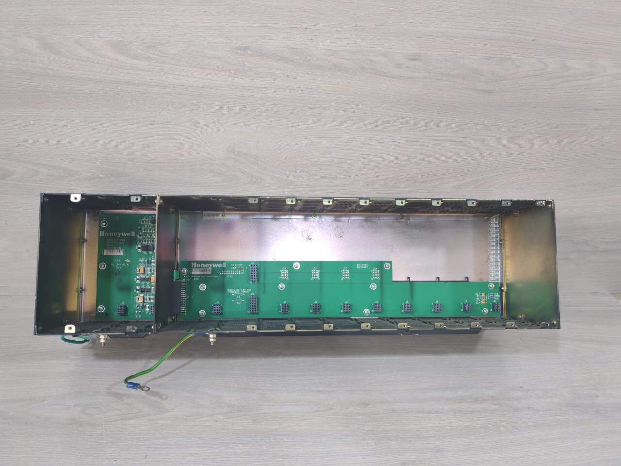 Honeywell HC900 Controller 900R08R-0101 8-Slot Redundant PS Ext. Rack