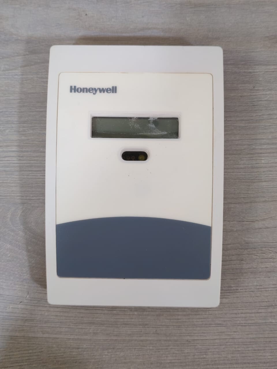 Honeywell C7232A5812 Honeywell C7232A5812 CO2 Sensor, Wall Mount, LCD Display Range: 0-2000ppm 2