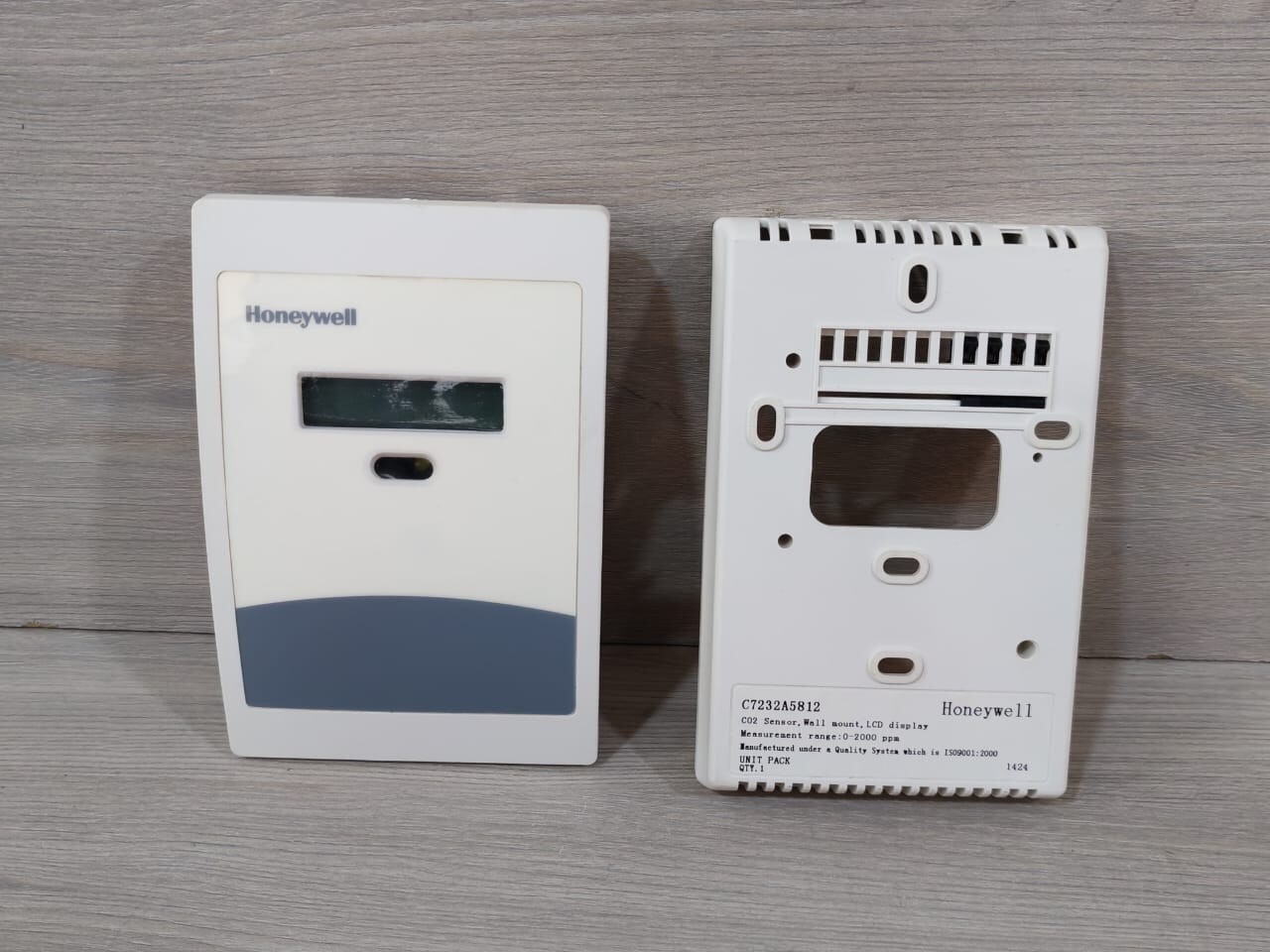 Honeywell C7232A5812 Honeywell C7232A5812 CO2 Sensor, Wall Mount, LCD Display Range: 0-2000ppm 3