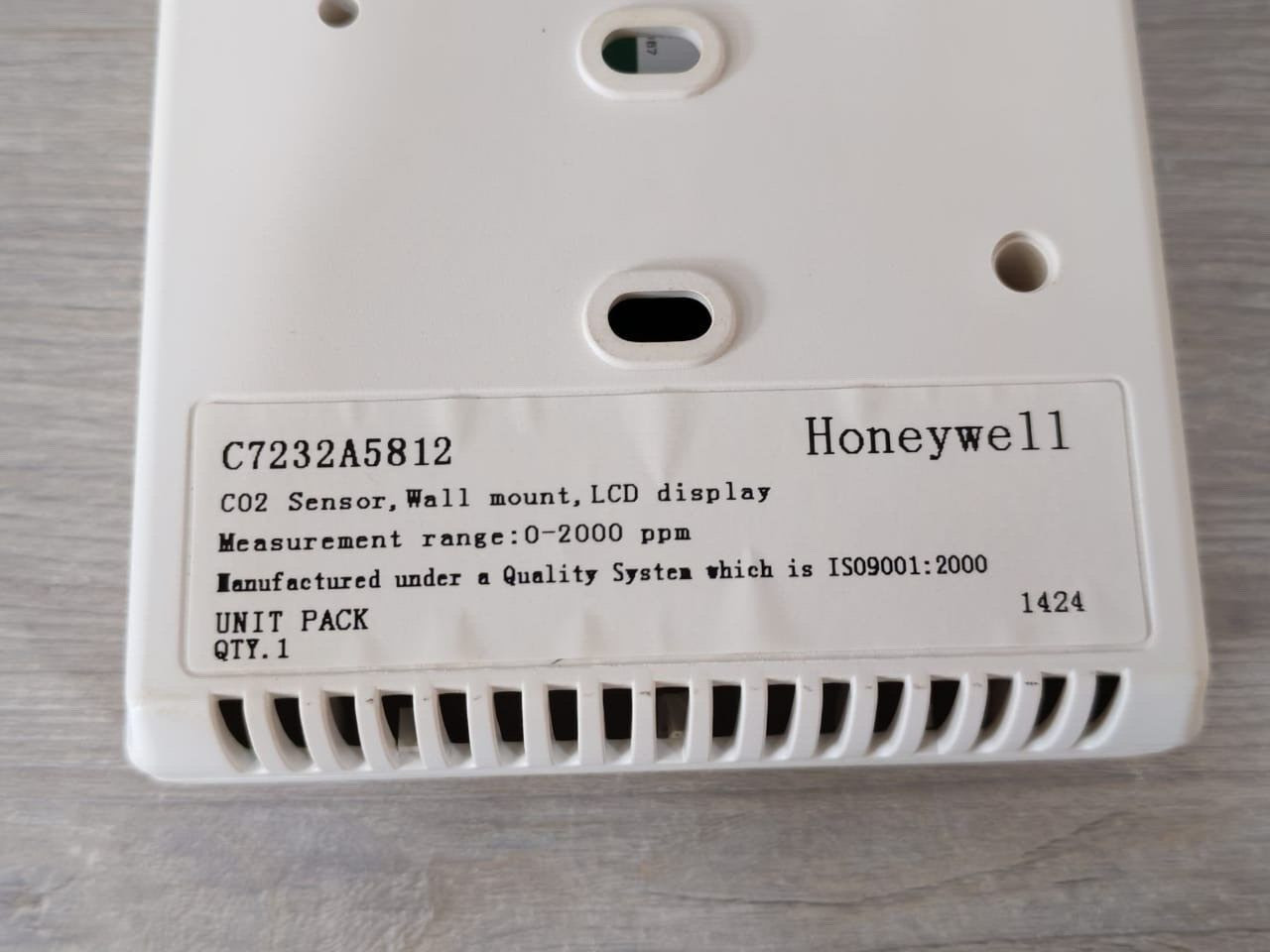 Honeywell C7232A5812 Honeywell C7232A5812 CO2 Sensor, Wall Mount, LCD Display Range: 0-2000ppm 7
