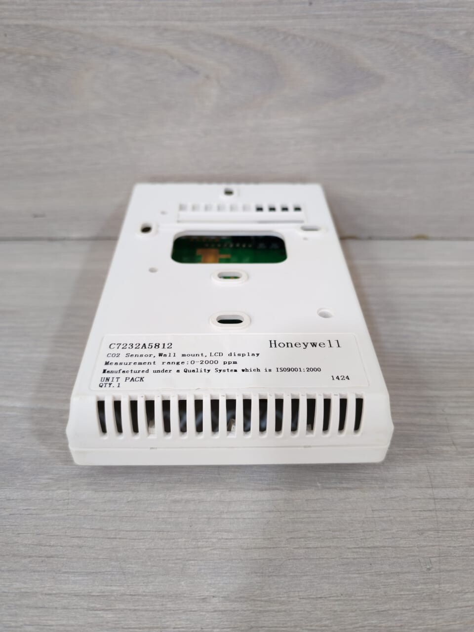 Honeywell C7232A5812 Honeywell C7232A5812 CO2 Sensor, Wall Mount, LCD Display Range: 0-2000ppm 8
