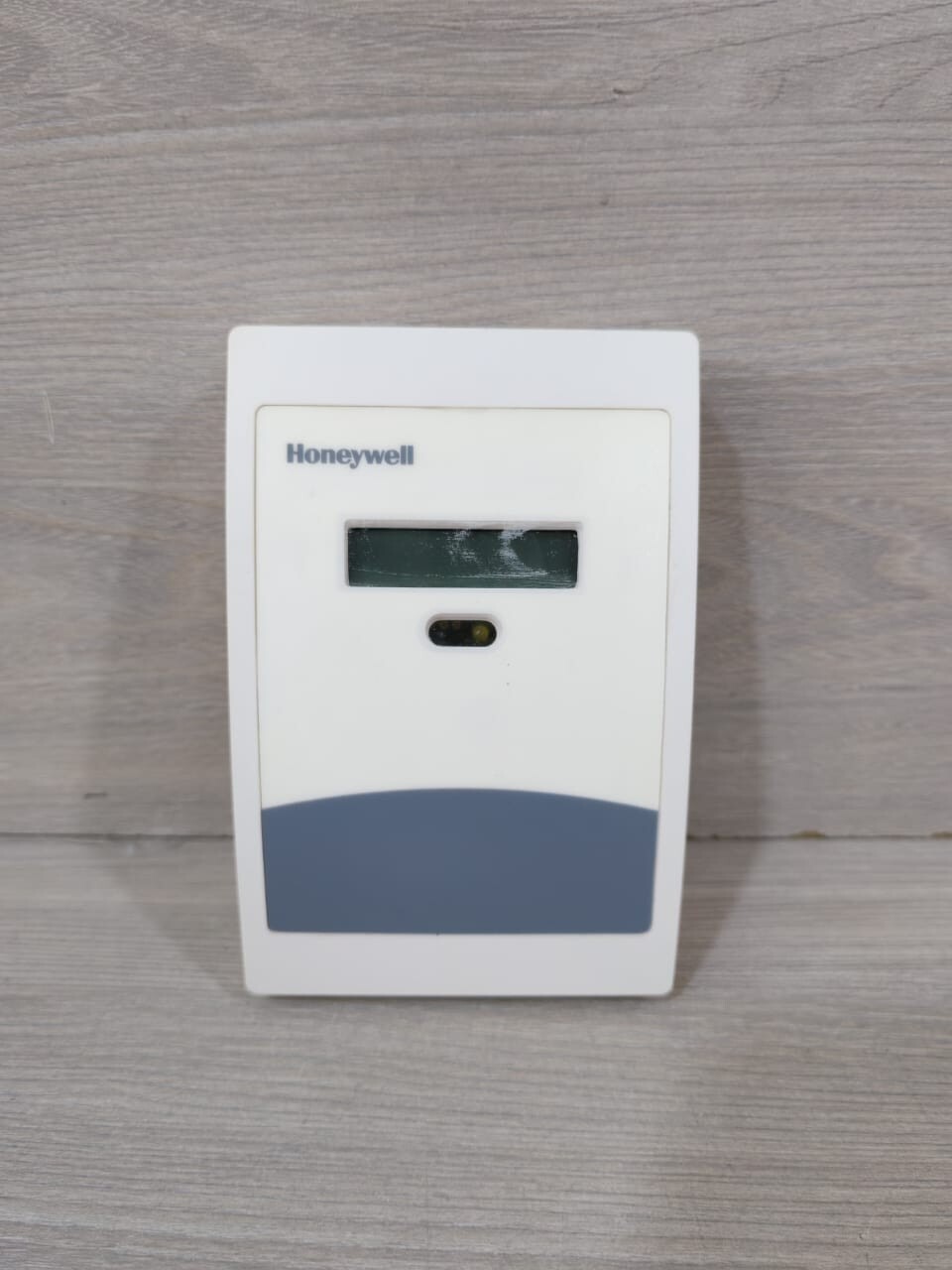 Honeywell C7232A5812 CO2 Sensor, Wall Mount, LCD Display Range: 0-2000ppm