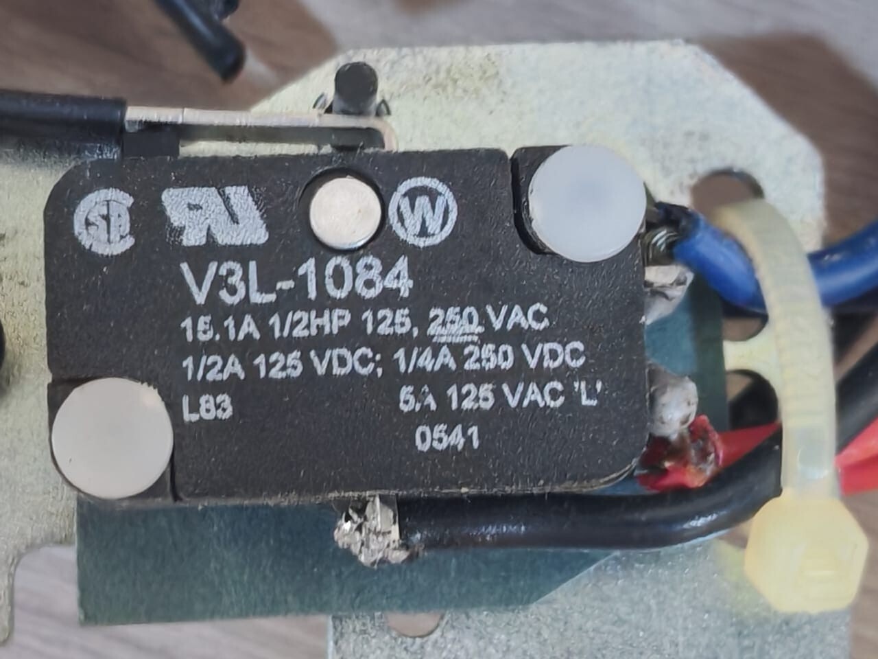 Eaton 1493D48G03 A2X4RTK EATON CUTLER HAMMER A2X4RTK 1493D48G03 AUXILLARY SWITCH 4