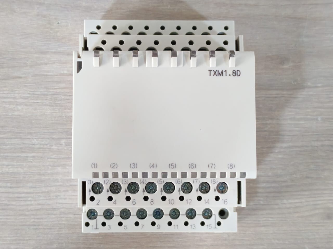 Siemens TXM1.8D Siemens TXM1.8D 8-Input Digital Input Module - Missing Top Cover 2