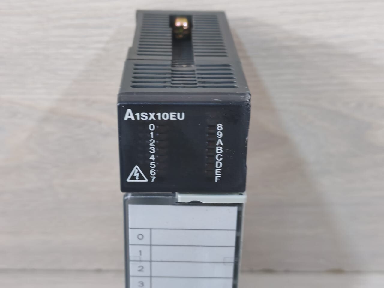 Mitsubishi Electric A1SX10EU MITSUBISHI A1SX10EU INPUT UNIT 120VAC 7mA- WITH BROKEN TOP COVER 7