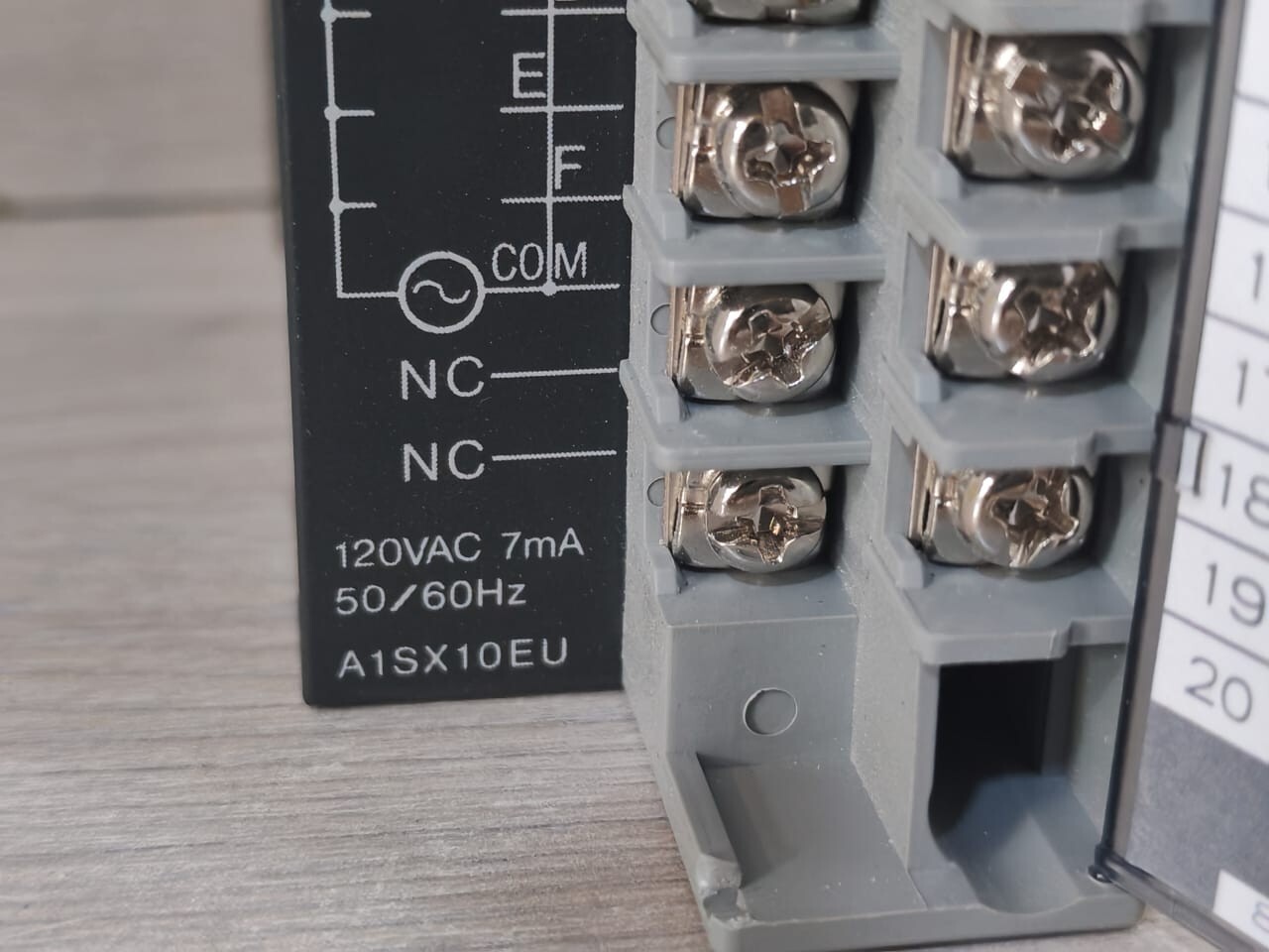 Mitsubishi Electric A1SX10EU MITSUBISHI A1SX10EU INPUT UNIT 120VAC 7mA- WITH BROKEN TOP COVER 8