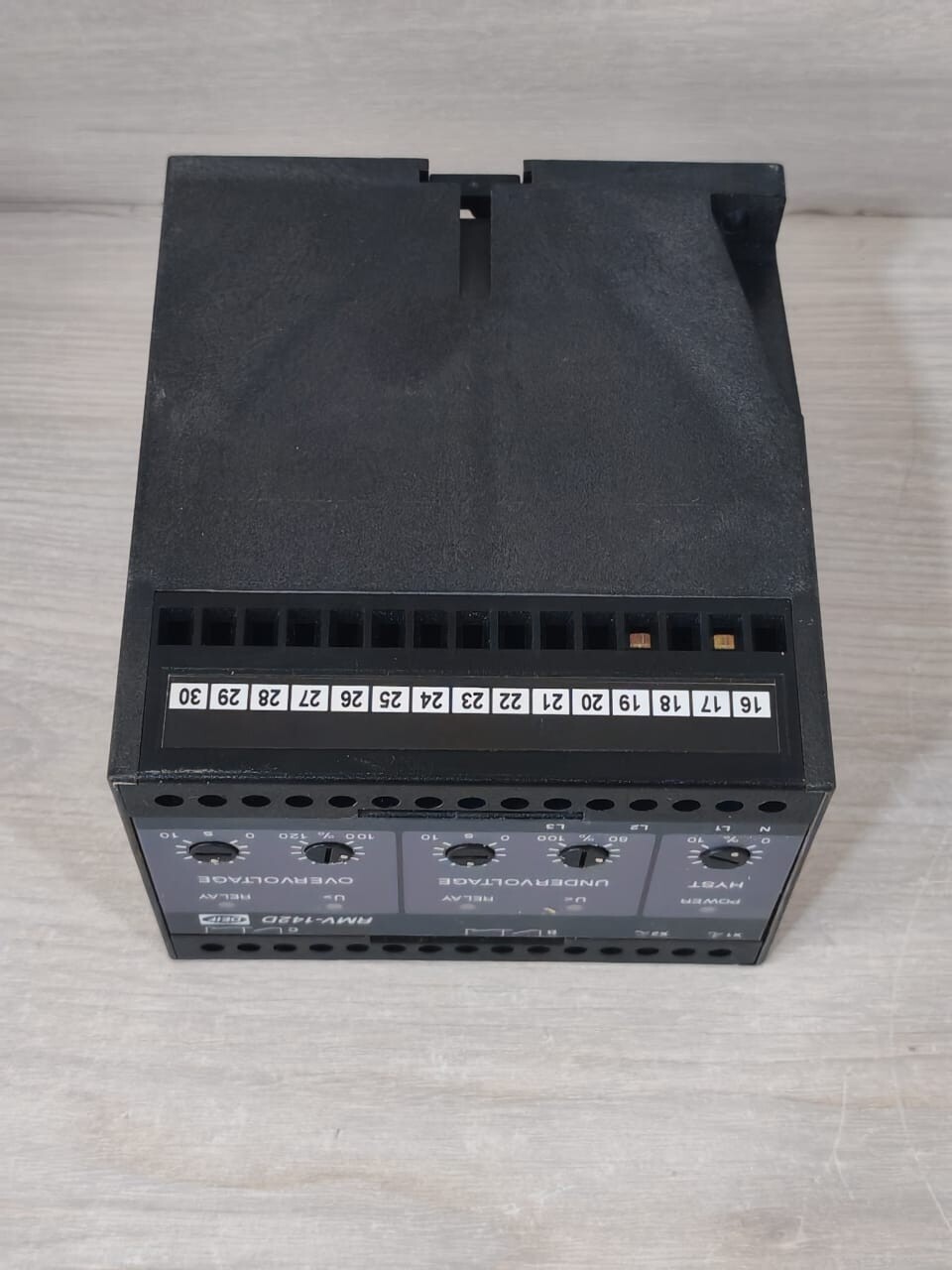 DEIF RMV-142D DEIF RMV-142D PROTECTIVE VOLTAGE RELAY 220VAC- WITH FILTY BOX 10