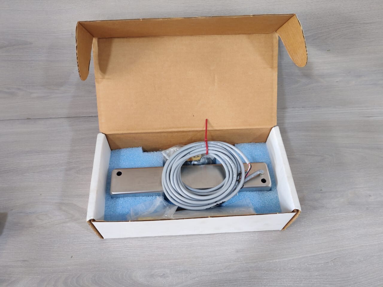Securitron M34SCF Securitron M34SCF MagnaLock 12/24VDC | 320/170 mA 8