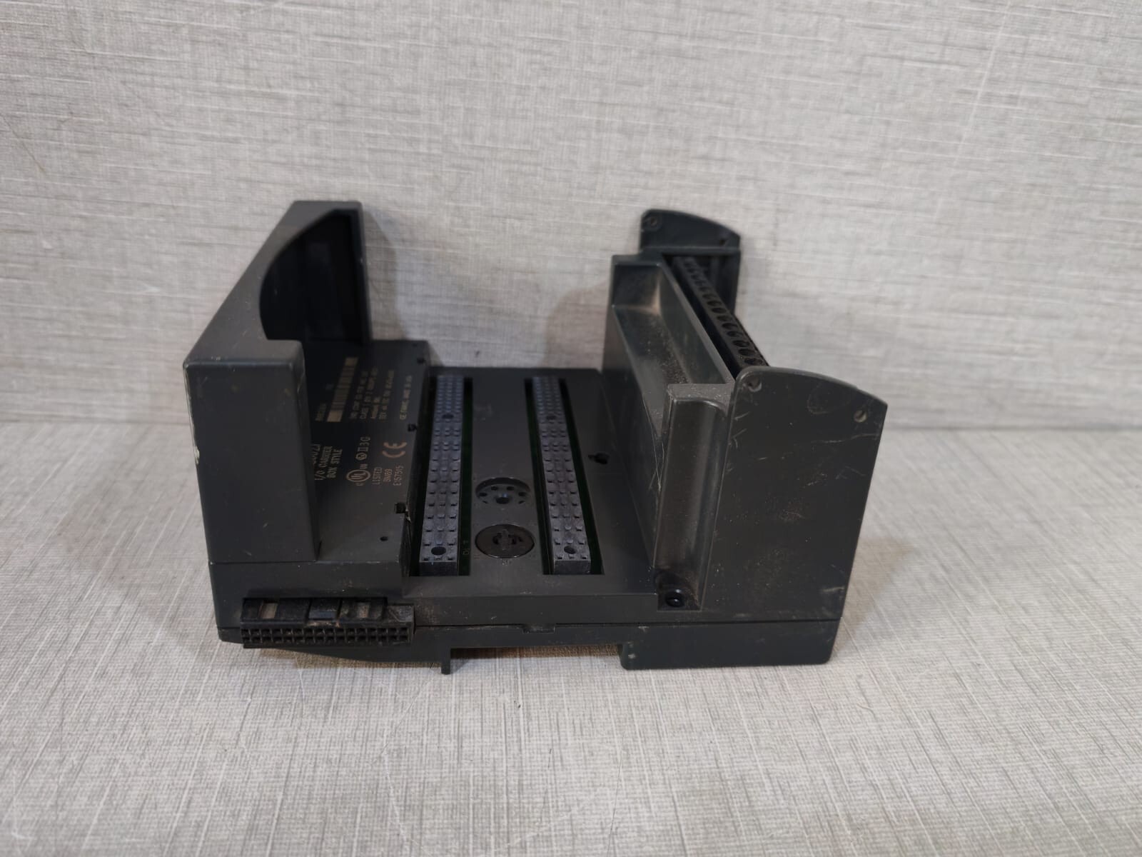 GE IC200CHS2002J GE Fanuc IC200CHS2002J I/O Carrier Box Style 6