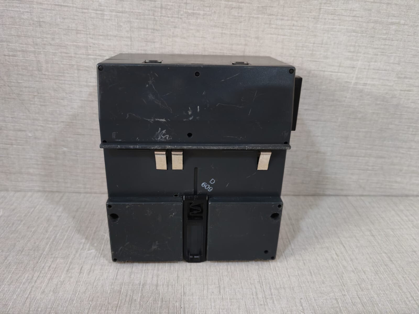 GE IC200CHS2002J GE Fanuc IC200CHS2002J I/O Carrier Box Style 8